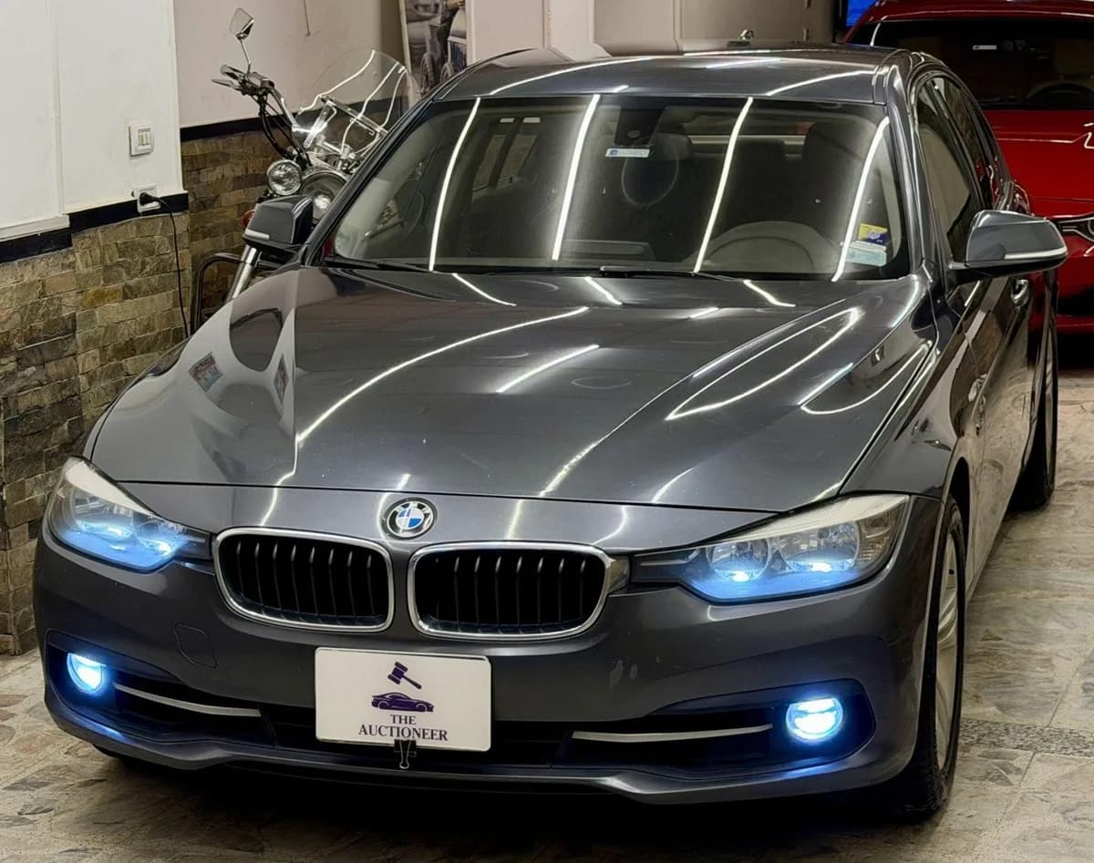 BMW 318 2016 (1)