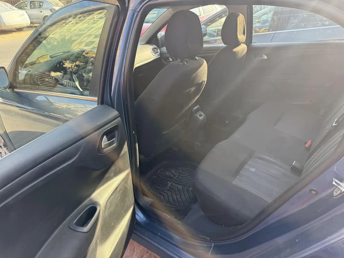 Peugeot 301 2016 (6)