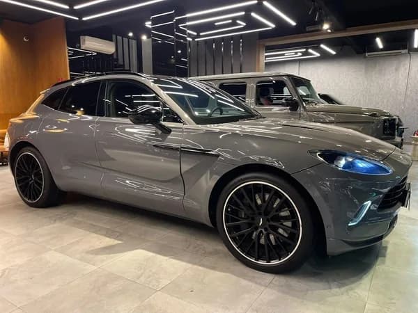 Aston Martin DBX 2022