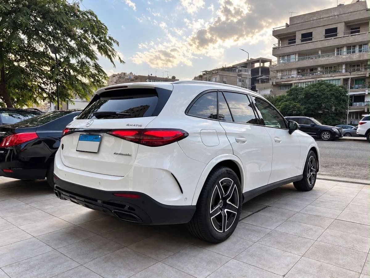 Mercedes GLC 200 2023 (1)